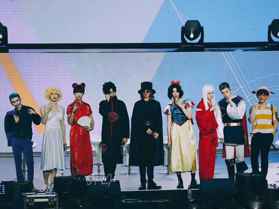 ninepercent集体cos,朱正廷穿白裙,justin问程潇借旗袍?