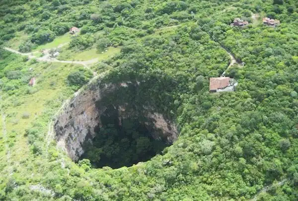 (巴哈马群岛,长岛)牧师的蓝洞坐落在巴哈尔群岛长岛的龟背湾水域.