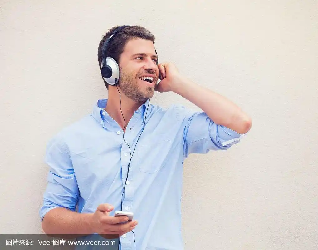 戴着耳机听音乐的男人
