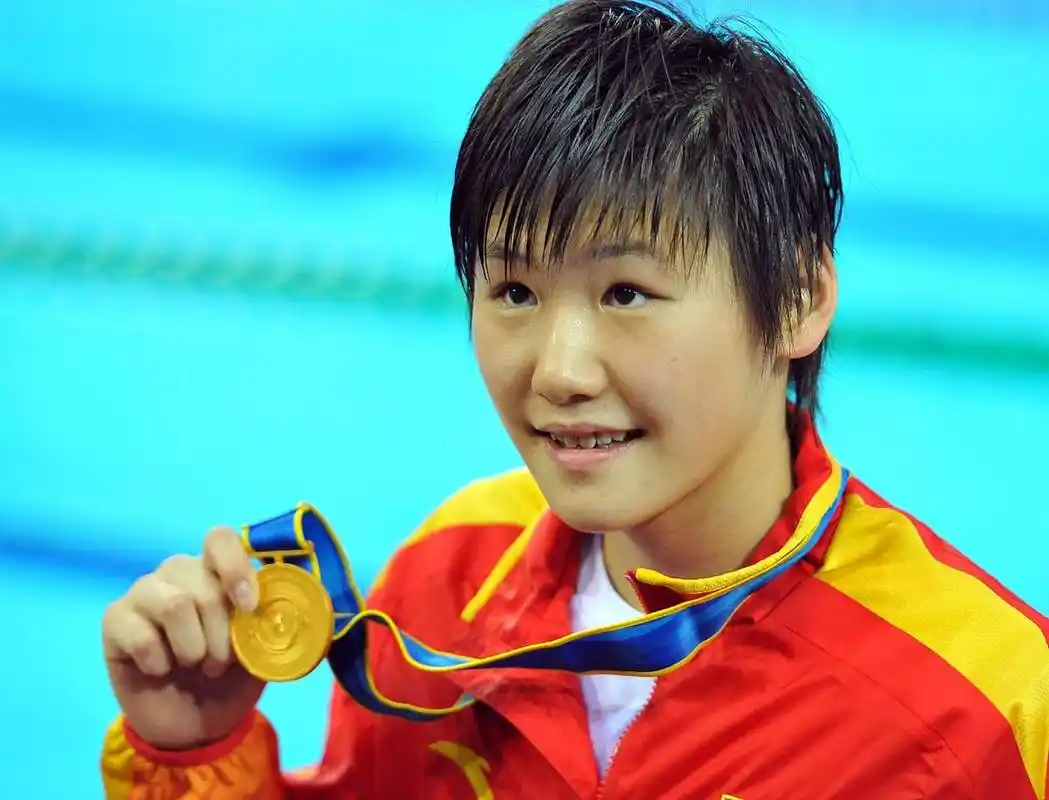 黄晓明回应"蹭热度"质疑:我为表妹陈梦感到骄傲!