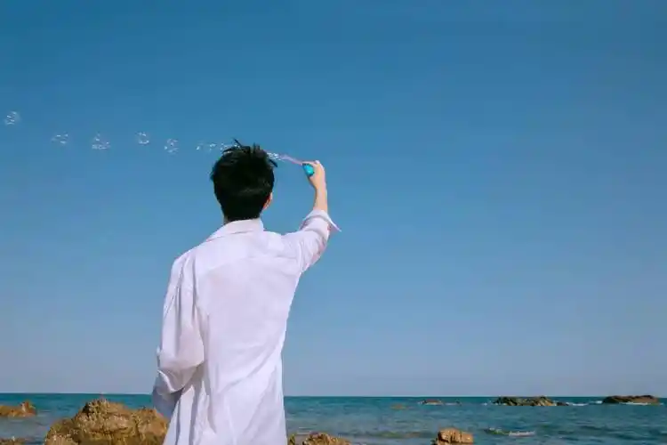 陈飞宇白衬衫海滩大片释出 阳光少年惬意与海风作伴