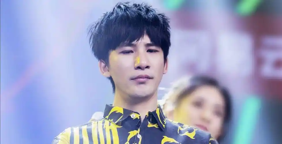 大张伟微博标签惹众笑,果然是个宝藏艺人_音乐_蒋亮_花儿乐队