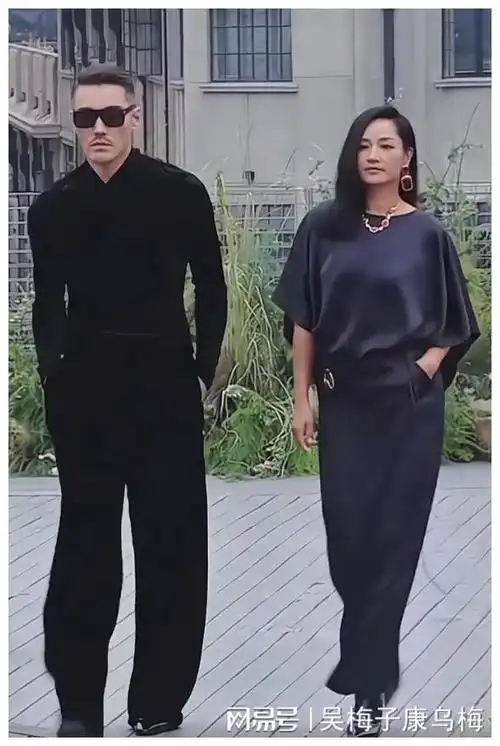 瞿颖在社交平台还上传了和胡兵的天台"牵手"照,照片中两