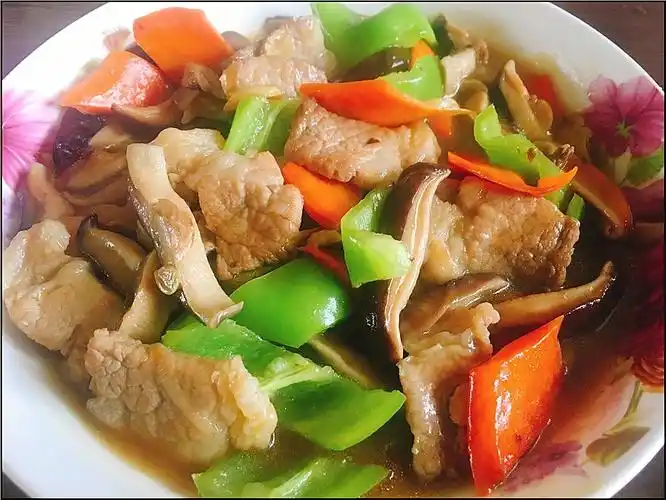 鲜香滑嫩的香菇炒肉好吃下饭大家赶紧收藏起来做底牌吧