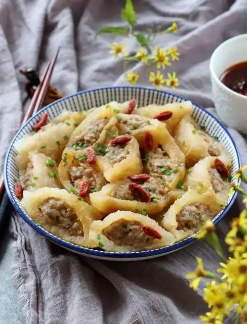 广西十八酿,也可称为"平乐十八酿",是广西桂林平乐县的特色菜品,这个"