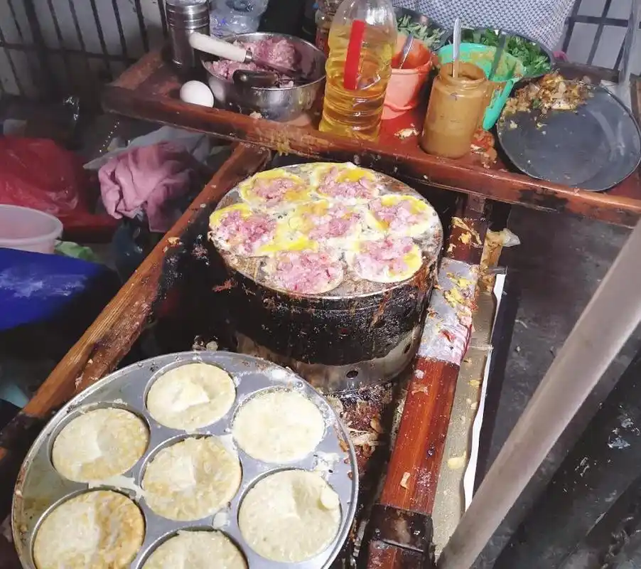 大姐校门口摆摊做新式早餐,家长很喜欢,孩子:谢谢妈妈两块够了