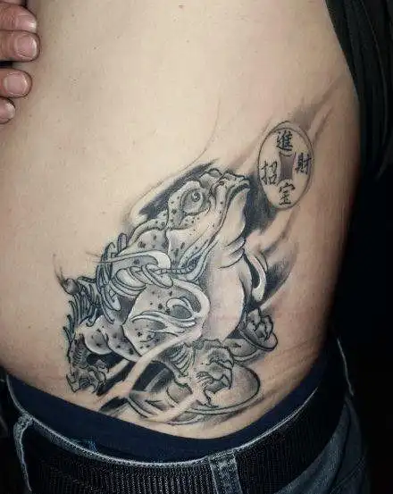 男生腰部黑色金蟾纹身图案