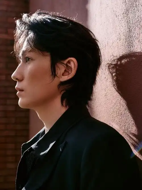 日内瓦阳光下的朱一龙他这个狼尾造型真是帅啊真的不是王子吗