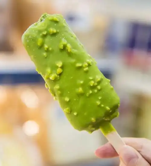 外层的抹茶巧克力脆皮,是异常浓烈且纯粹的抹茶味,表面还加入了饼干碎