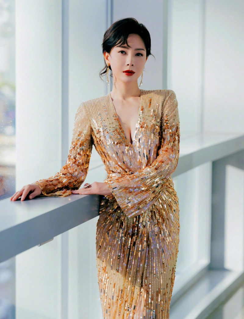 44岁陈数红毯造型曝光穿深v礼服大秀事业线皮肤白皙不见皱纹