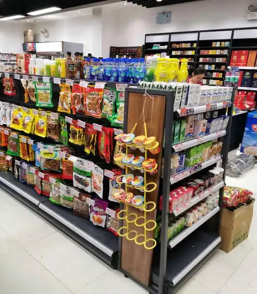 有的便利店中央会有明显的柱子,这时候就可以集中的将货架或商品摆放