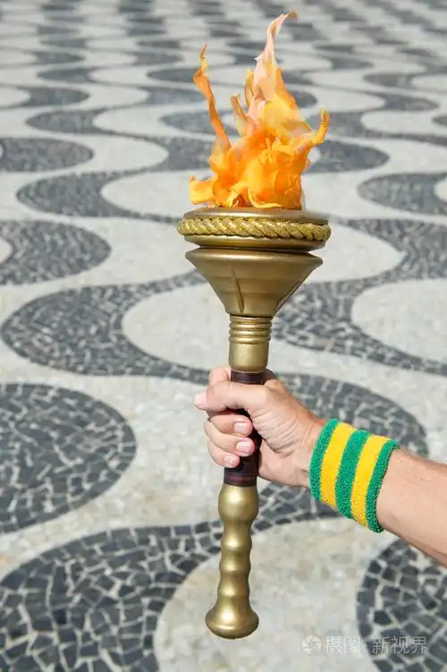 手拿着火炬科帕卡瓦纳在里约热内卢