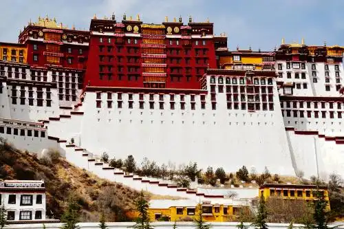 晴朗天空下中国西藏拉萨布达拉宫正面