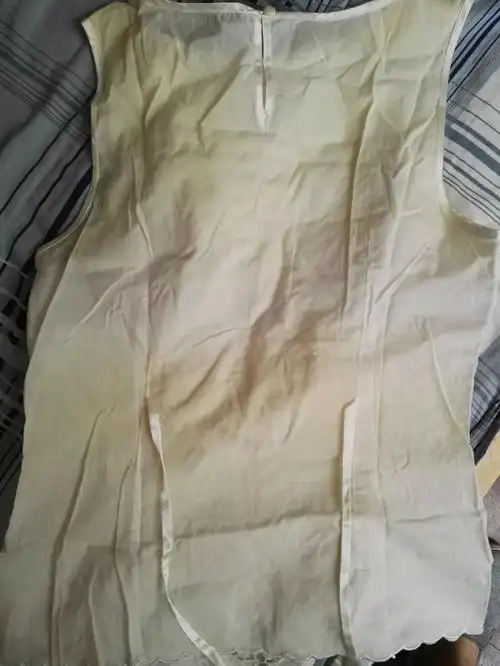 去年买的白t恤发黄了怎么办一招教你还衣服亮白如新