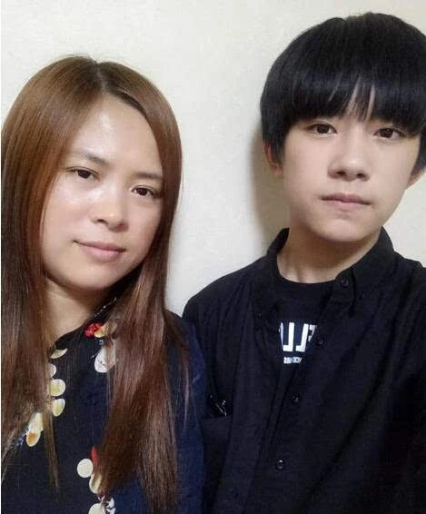 【图】易烊千玺爸爸名字是什么 家庭背景揭秘