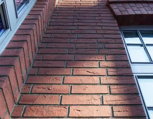 7,涂抹粘结剂的面积不宜过大,以免造成粘结剂对外墙软瓷砖表面的污染