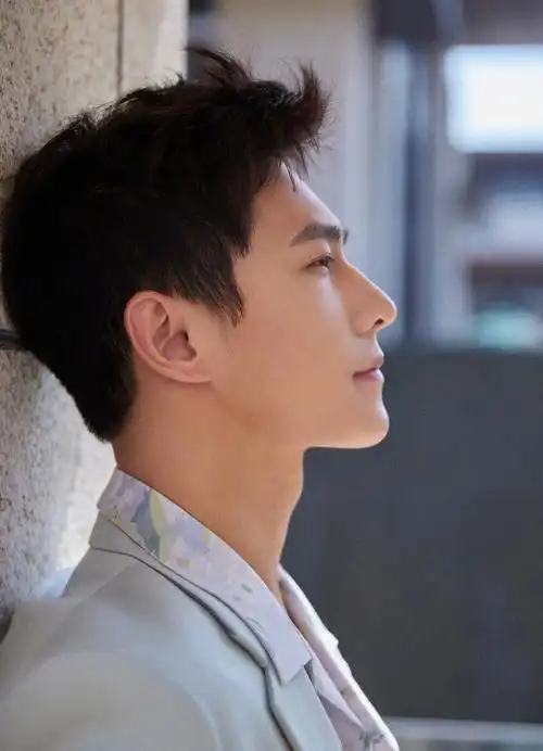 杨洋的下颚线##杨洋侧颜四宫格