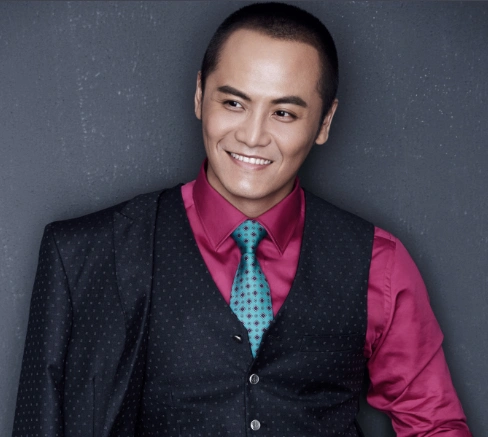 他是张嘉译的亲表弟, 跟着他拍了11部戏终于大火, 之后还登上了央视