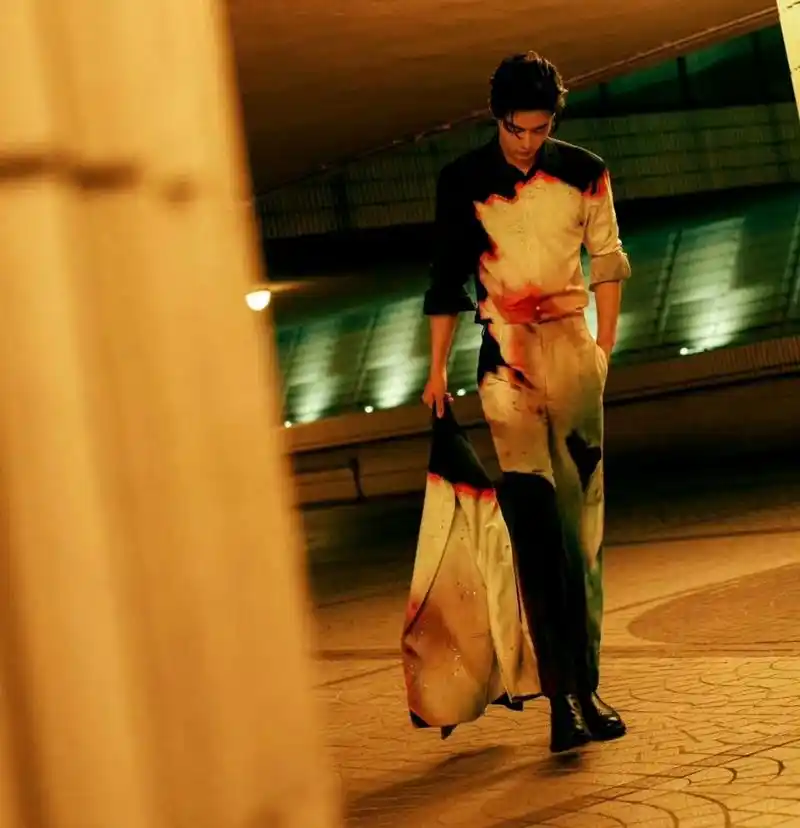 肖战"湾区升明月"演出服是alexandermcqueen西装三件套,品牌知名度有