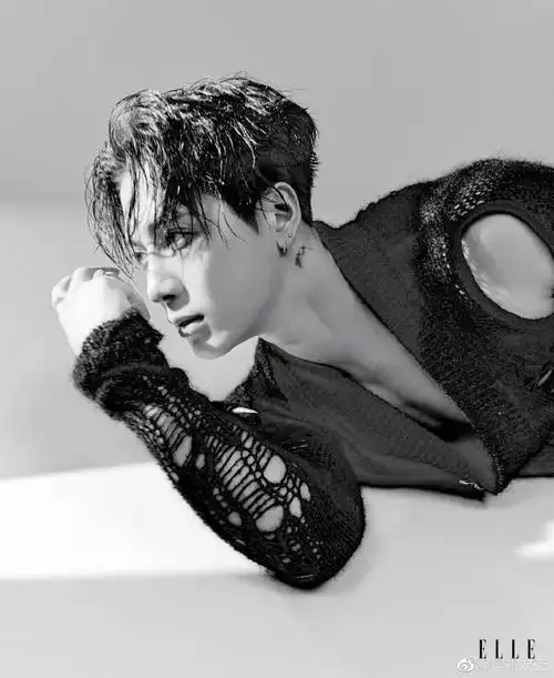 王嘉尔肌肉侧面视角