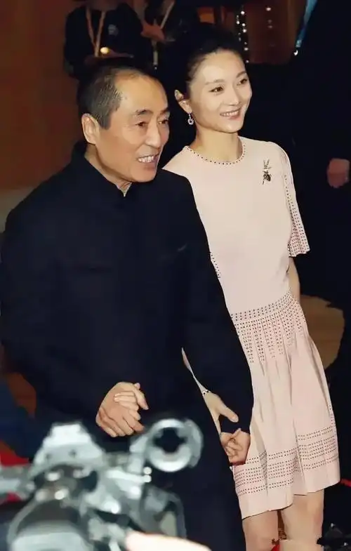 张艺谋夫妇同框陈婷穿粉裙美得像公主差31岁的爱情佳话