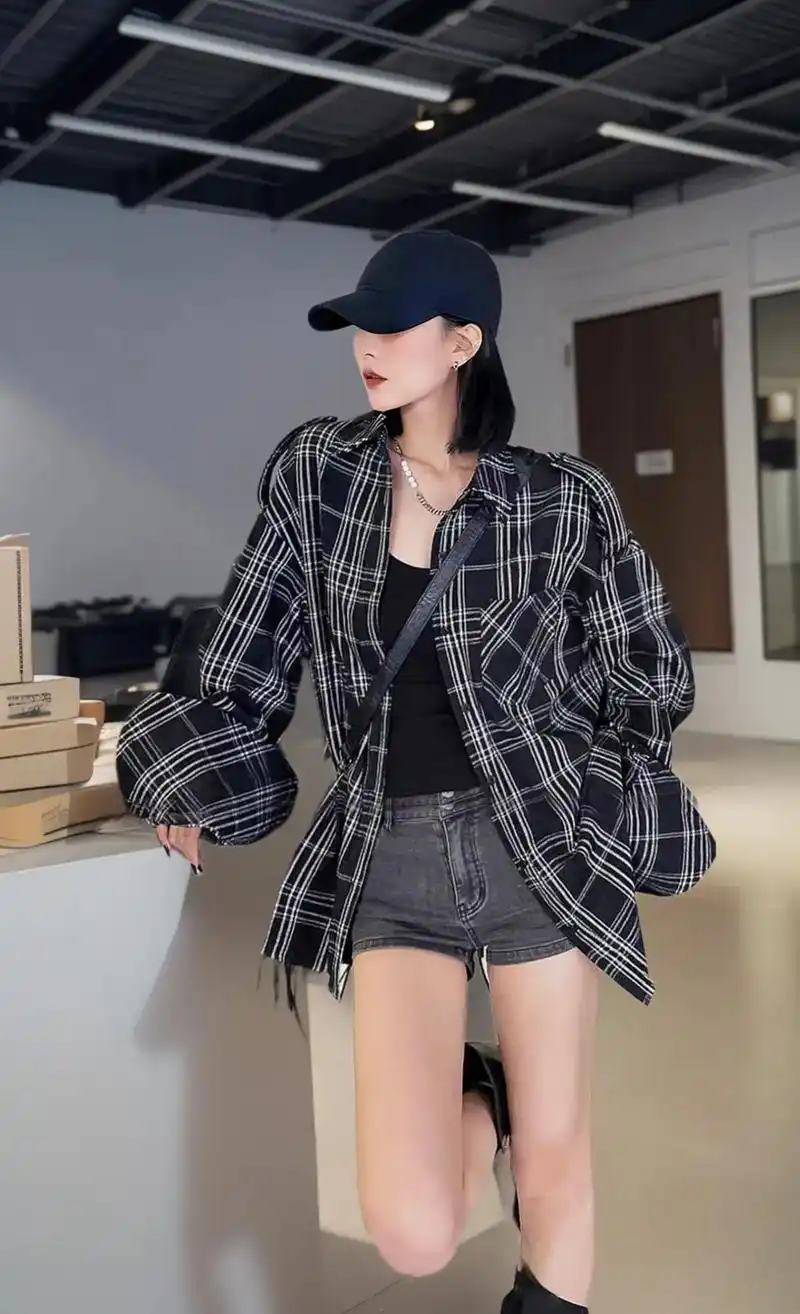 简约休闲的格子衬衫与牛仔短裤的完美搭配,是 - 抖音