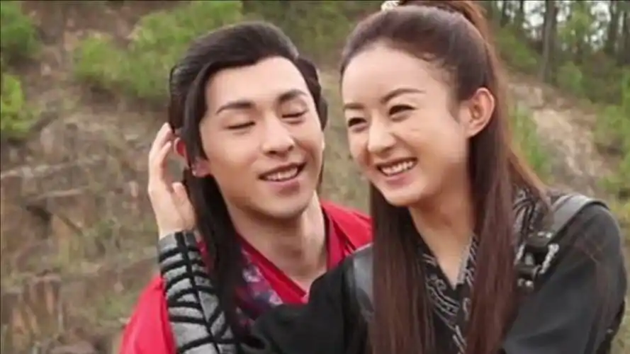 赵丽颖玩自拍有多可爱片场喊林更新拍照和邓伦同框像闺蜜