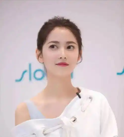 90后的小花陈钰琪已经也是可以独当一面的人了,签约唐嫣公司后来被