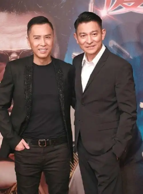 刘德华和谁合影都是一脸微笑唯独在她面前天王的形象都不顾