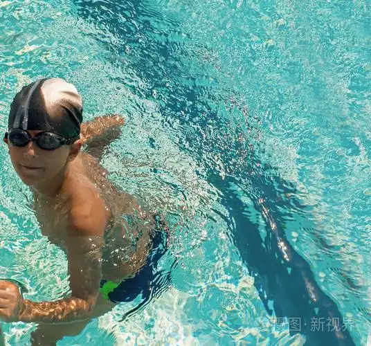 可爱的小男孩,在游泳池里游泳,夏天照片-正版商用图片1oelsh-摄图新