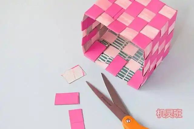 废物利用手工  11,简单漂亮的编织收纳纸盒就做好了.