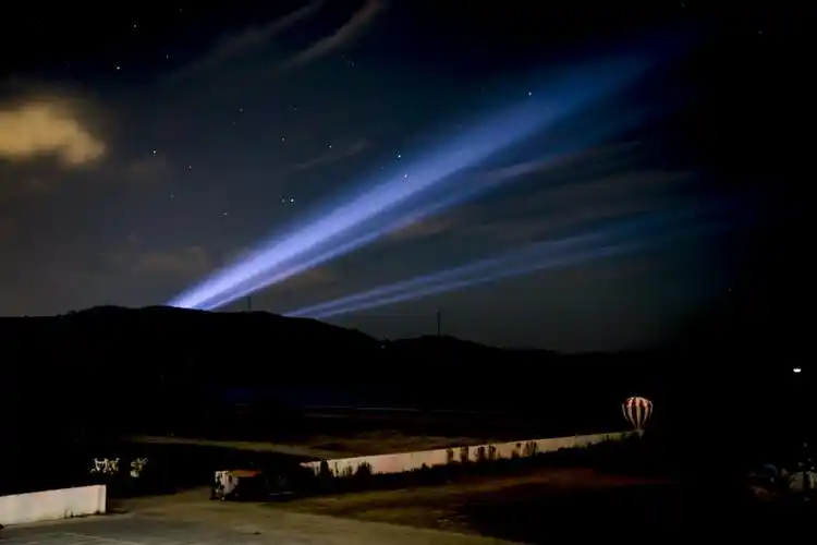 黑夜中的一束镭射光