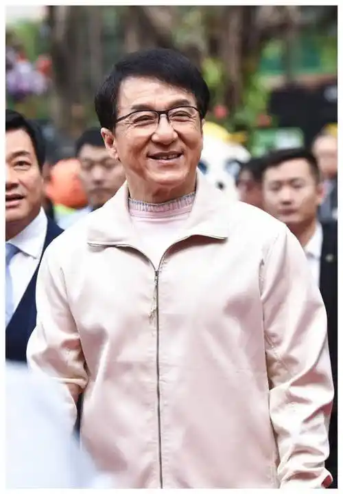 原创65岁成龙出席活动白色休闲装简约大方笑容轻松充满活力