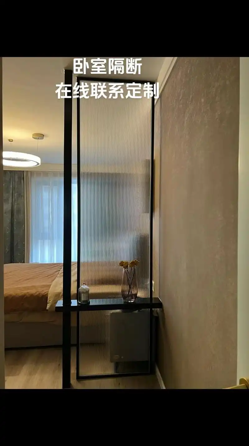 卧室门对着床隔断