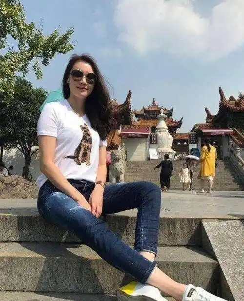 林丹的妻子名叫谢杏芳,是一位身高1米78,拥有"超级无敌大长腿"的美女.