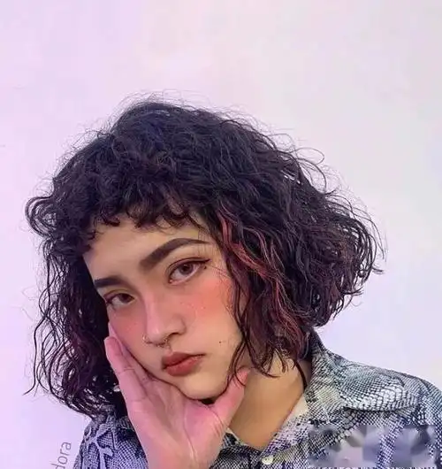 今年流行王炸发型毛毛卷短发