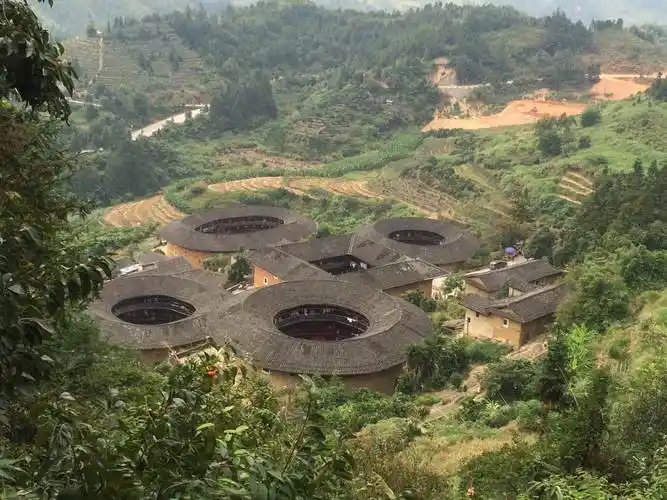福建客家土楼(福建客家土楼呈现什么文化氛围)