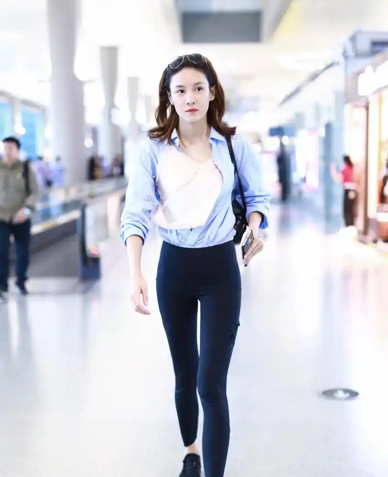 张蓝心"内衣"外穿就算了,黑色打底裤更是塞得满满!