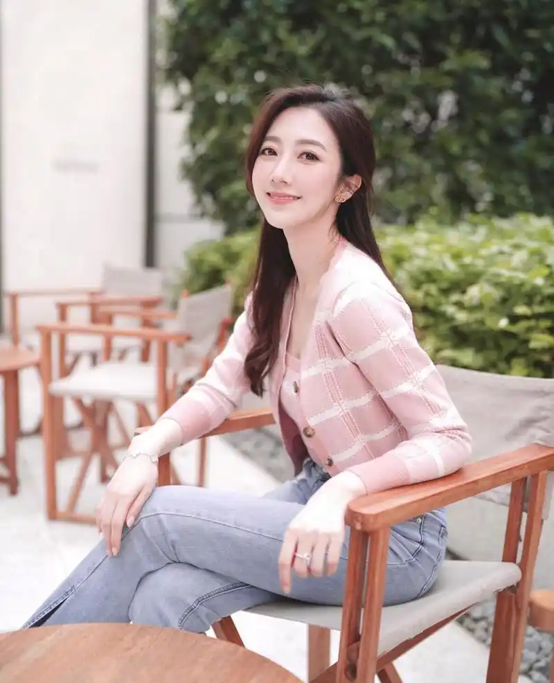 何依婷:上位失败的tvb小花  2017年爆冷输给雷庄儿,屈居港姐亚军的何