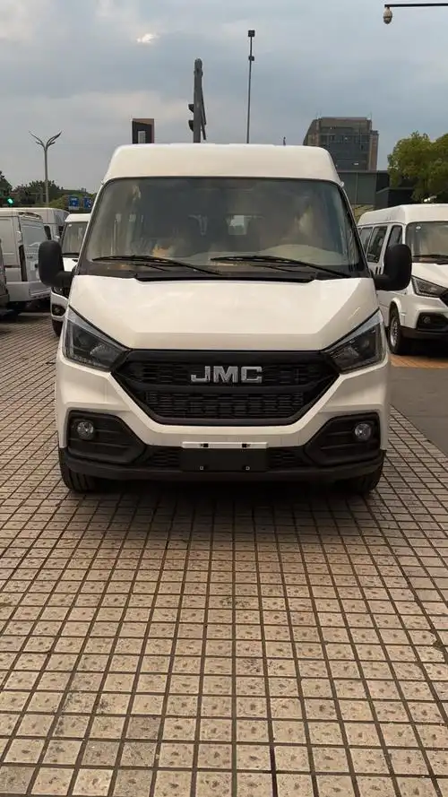 江铃特顺9座 他来了