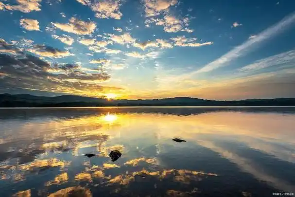 在一片宁静的夜晚,一个静谧的湖面静静地躺在山谷之中,犹如一面巨大的