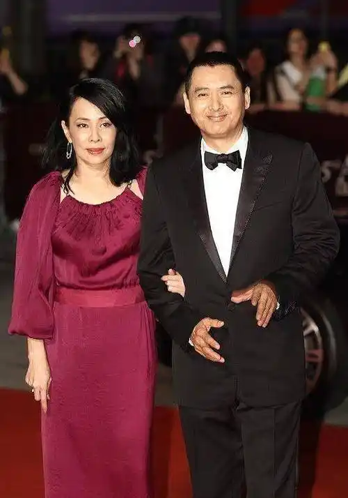 周润发老婆是个美女,酒红色缎面裙优雅大方,颇有韵味_裙子_女生_魅力