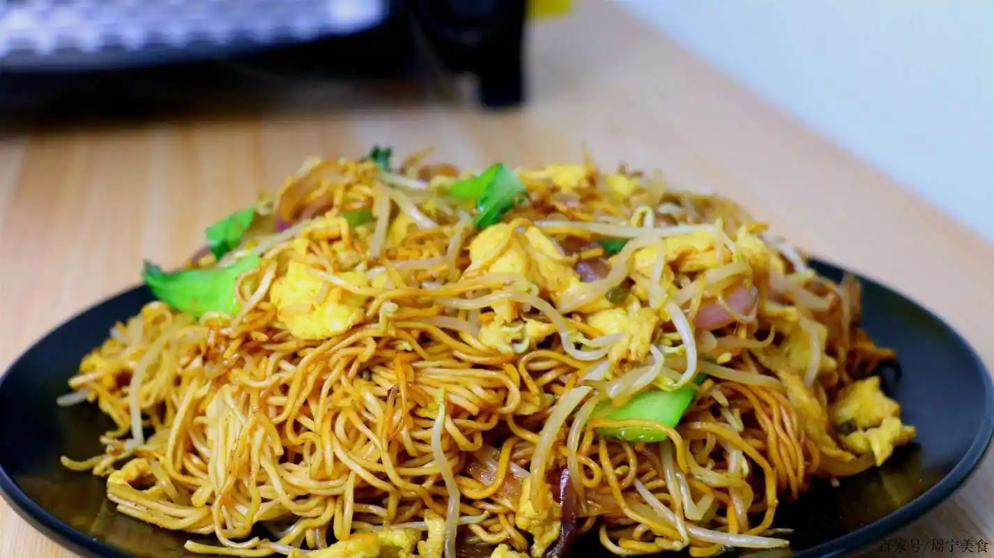 大排档的鸡蛋炒面这么好吃,教你一招,在家炒出一样的味道