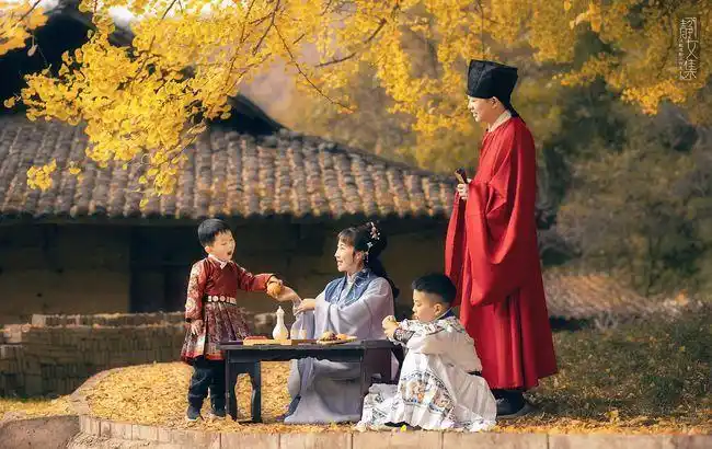 一家四口穿"汉服"出游,画面温馨又美好,网友:太让人羡慕了!