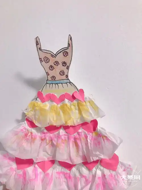 小侄女回来说学校说要用纸设计一个衣服好的小姨只