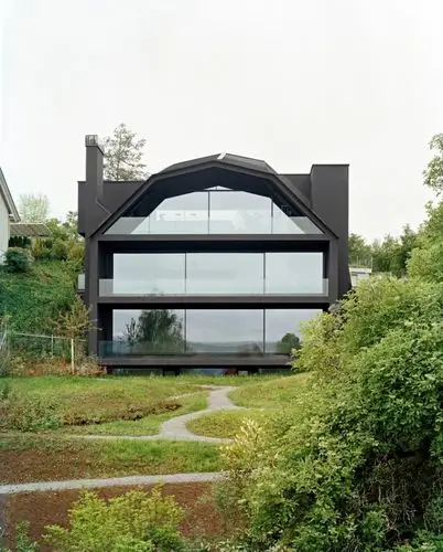 斜坡上的湖景公寓:颠覆传统,四面赏景