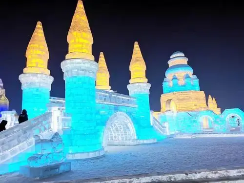漂亮的冰雕,雪雕,冰雪城堡,在各色灯光渲染下更是迷人.