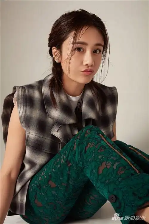 组图:刘芸混搭风写真上线 清纯麻花辫元气爆表 : 照片中,刘芸身着灰色