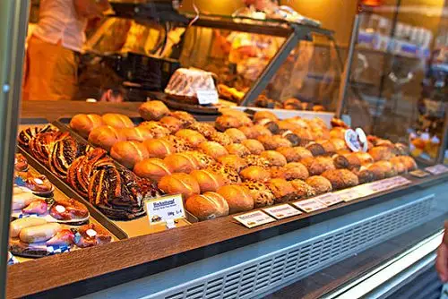 超市中摆列整齐的面包