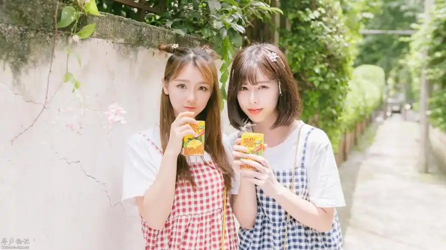 闺蜜小清新美女写真桌面壁纸1